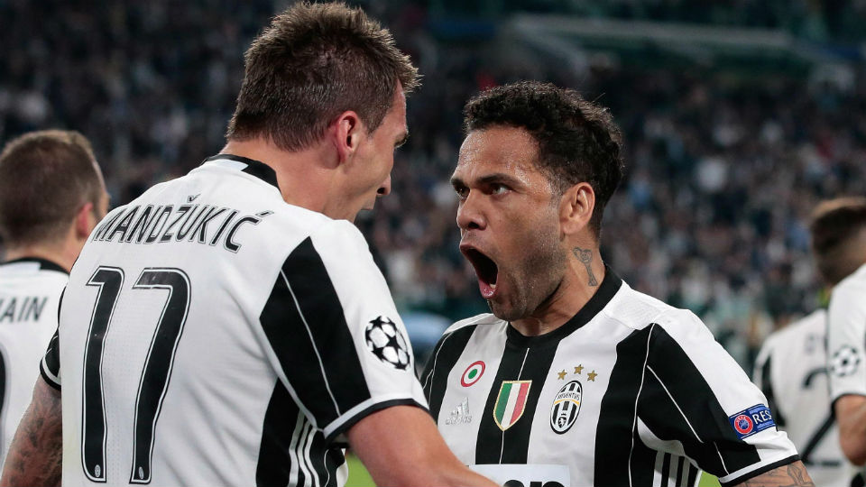 Ekspresi Dani Alves dan Mario Mandzukic merayakan gol pertama Juventus